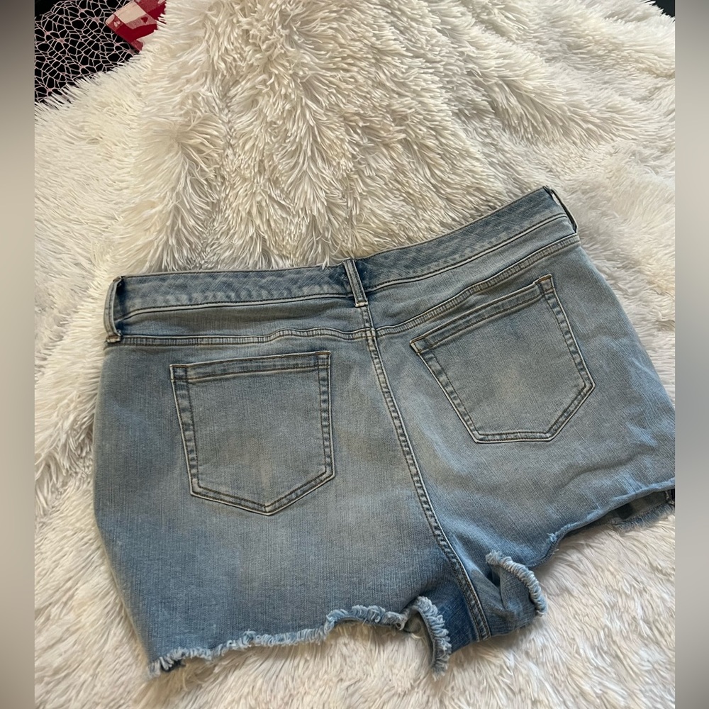 TORRID shorts 22 mid rise shortie blue Jeans distressed stretch light wash